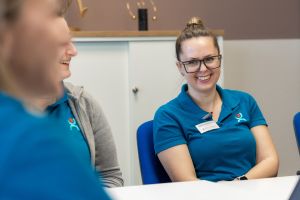 Physiotherapeutin im persönlichen Gespräch mit Patientin, Beratung, Empathie, Balance Aschaffenburg