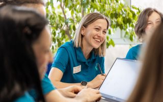 Physiotherapeutin im Gespräch mit Kollegen, Teamarbeit, Austausch, Beratung, Balance Aschaffenburg