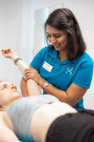 Physiotherapeutin bei aktiver Übung mit Patientin, individuelle Betreuung, Training, Balance Aschaffenburg